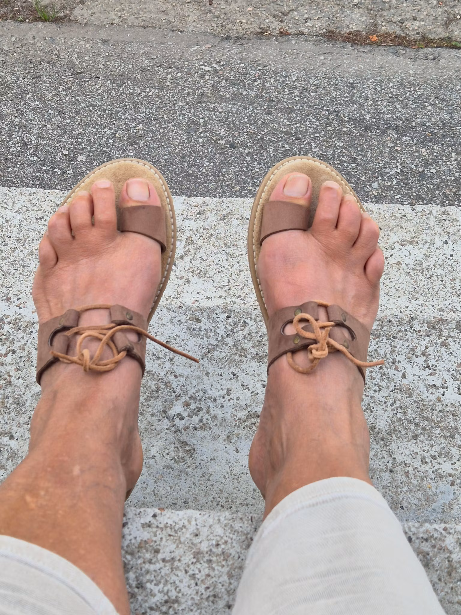 Handgjorda skinnsandaler med gummisula st 40