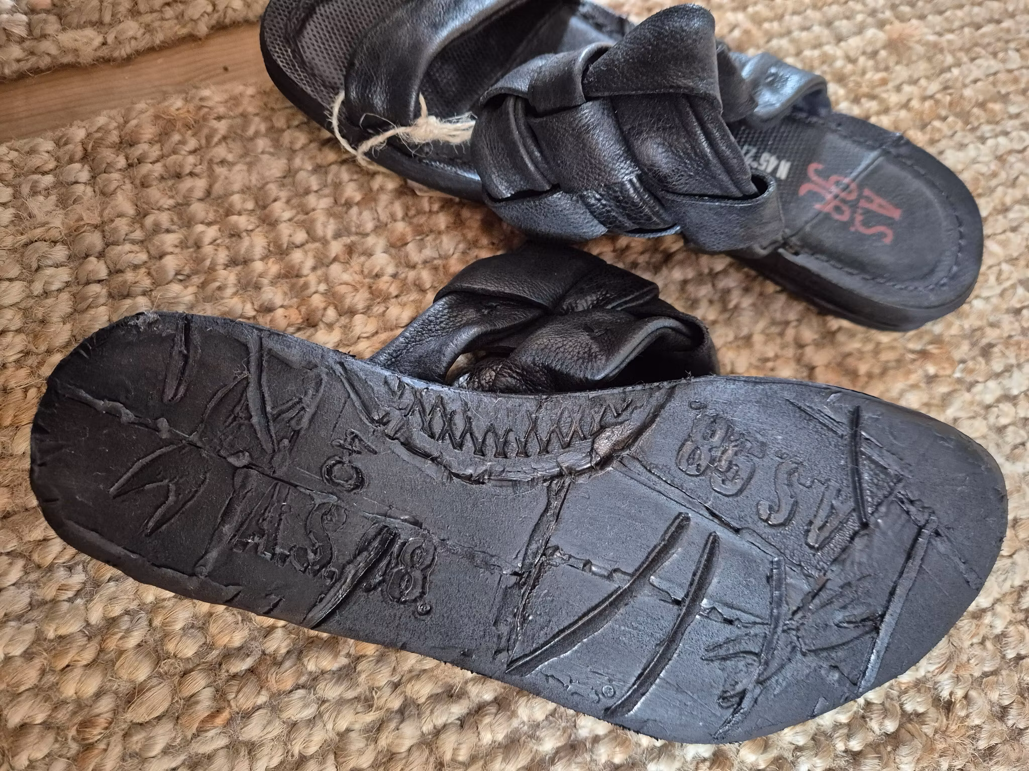 Super cool svart skinn sandal st 41