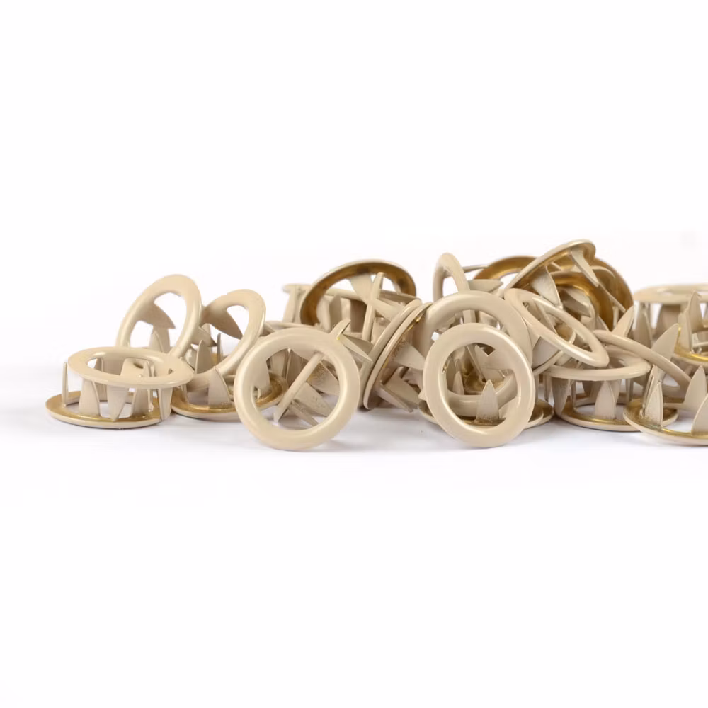 Soft beige metalltrykknapp Tygdrømmar - 50 stk