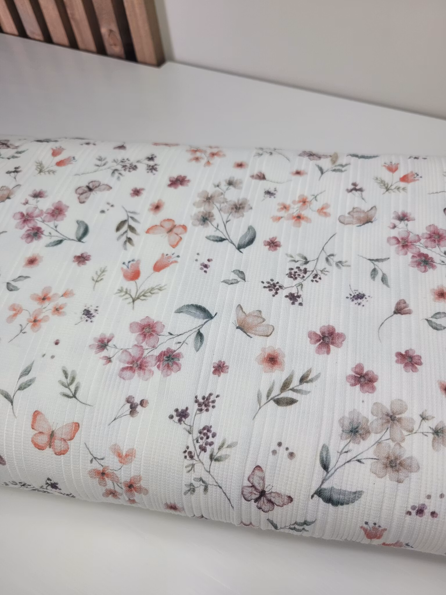Floral Tiril white uregelmessig ribbjersey