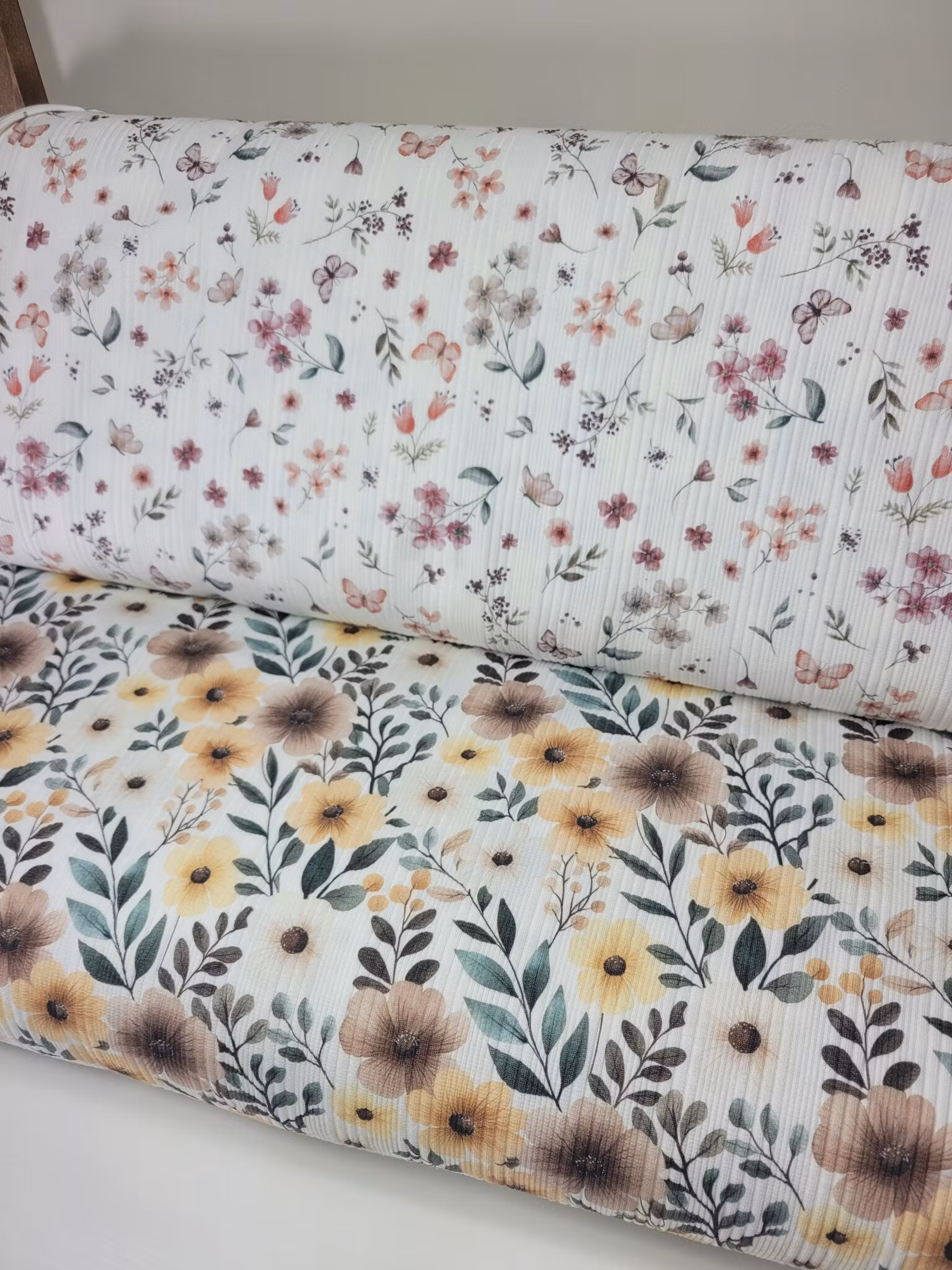 Floral Tiril white uregelmessig ribbjersey