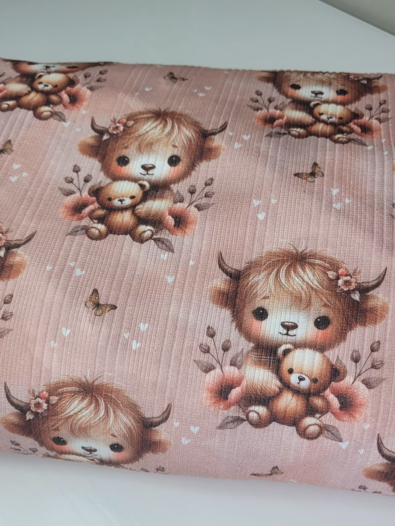 Høylandsfe med teddy uregelmessig ribbjersey