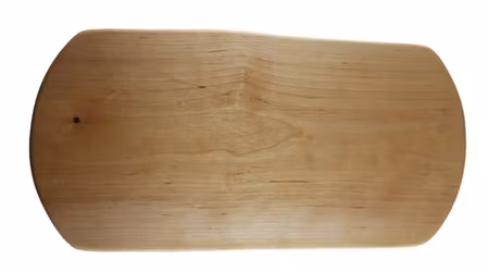Björkskärbräda med naturliga kanter och svängda kortsidor 36x20 cm