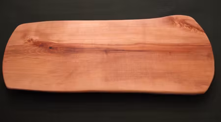 Unik björkskärbräda med svängda kortsidor 44x16 cm