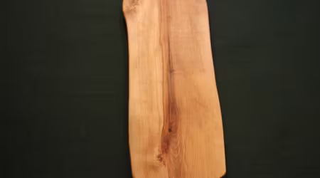 Unik björkskärbräda med svängda kortsidor 44x16 cm