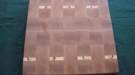 Unik fyrkantig ändträskärbräda av björk och asp ca 28x28cm