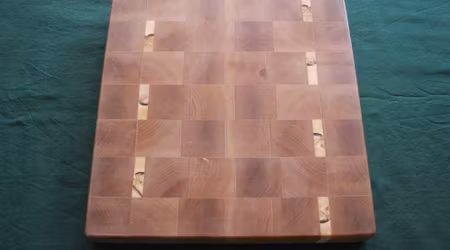 Unik fyrkantig ändträskärbräda av björk och asp ca 28x28cm