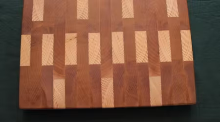 Mönstrad ändträskärbräda av björk och furu 31x22 cm