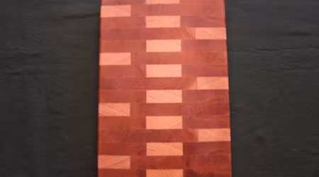 Mönstrad ändträskärbräda av björk och furu 31x22 cm