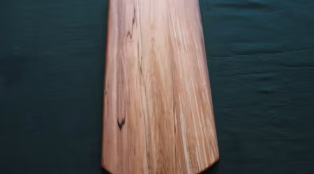 Serveringsfat av lätt rötad björk 37x17 cm