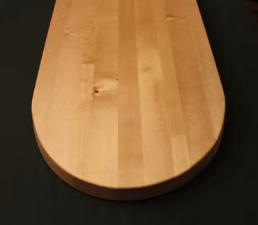 Stor stavlimmad björkskärbräda med svängda kortsidor 73x35