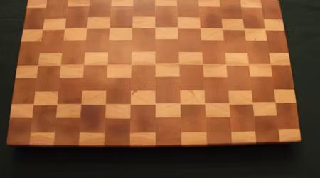 Mönstrad ändträskärbräda av björk och furu 46x26 cm