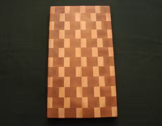 Mönstrad ändträskärbräda av björk och furu 46x26 cm