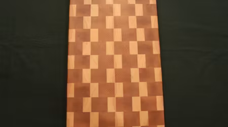 Mönstrad ändträskärbräda av björk och furu 46x26 cm