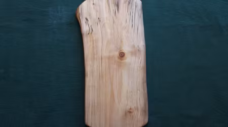 Unikt serveringsfat av björk ca 34x15 cm