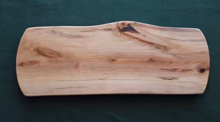 Naturligt handgjort serveringsfat av björk 40x14 cm