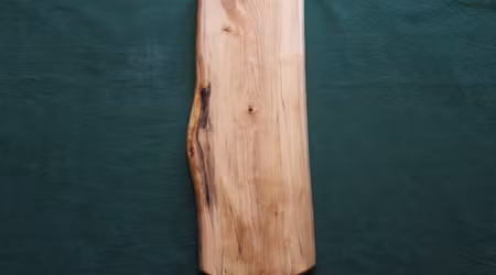 Naturligt handgjort serveringsfat av björk 40x14 cm