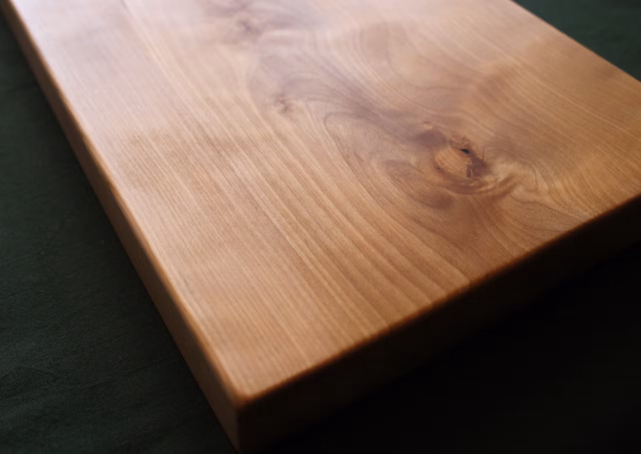 Klassisk massiv skärbräda av björk 46x26 cm