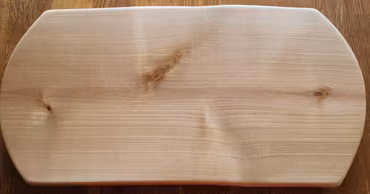 Homogen björkskärbräda med naturliga långsidor  39x19 cm