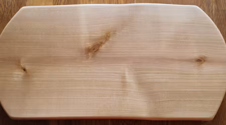 Homogen björkskärbräda med naturliga långsidor  39x19 cm