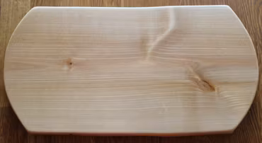 Homogen björkskärbräda med naturliga långsidor  39x19 cm