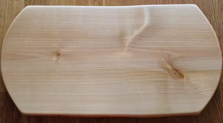 Homogen björkskärbräda med naturliga långsidor  39x19 cm