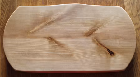 Homogen björkskärbräda med vinklade svängda kortsidor 39x20 cm