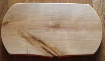 Homogen björkskärbräda med vinklade svängda kortsidor 39x20 cm