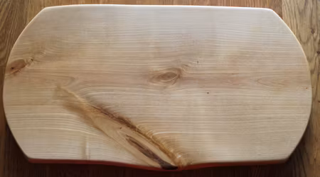 Homogen björkskärbräda med vinklade svängda kortsidor 39x20 cm