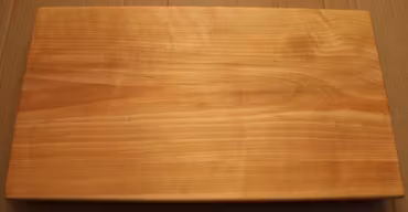 Homogen skärbräda av björk med vinklade sidor 44 x 24 x 4,5 cm