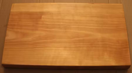 Homogen skärbräda av björk med vinklade sidor 44 x 24 x 4,5 cm