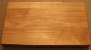 Homogen skärbräda av björk med vinklade sidor 44 x 24 x 4,5 cm