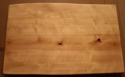 Vacker skärbräda med vinklade kortsidor  39x25 cm