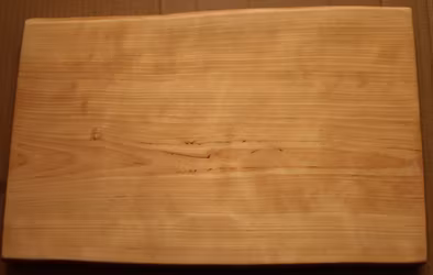 Vacker skärbräda med vinklade kortsidor  39x25 cm