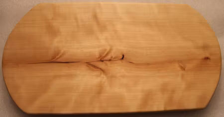 Björkskärbräda med naturliga långsidor och svängda kortsidor 44x23 cm
