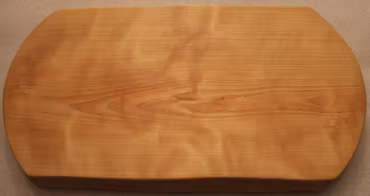 Björkskärbräda med naturliga långsidor och svängda kortsidor 44x23 cm