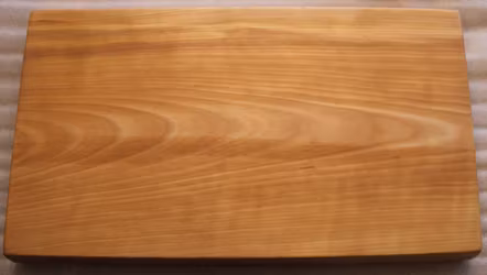 Vacker björkskärbräda med vinklade sidor 42x24 cm