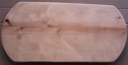 Björkskärbräda med vinklade svängda kortsidor och naturliga långsidor 46x22 cm