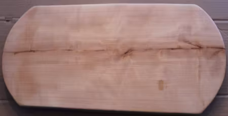 Björkskärbräda med naturliga kanter och rundade kortsidor 46x22 cm