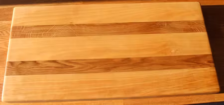 Lång randig skärbräda björk/ek med vinklade kortsidor 58x29 cm
