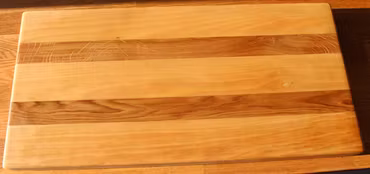 Lång randig skärbräda björk/ek med vinklade kortsidor 58x29 cm