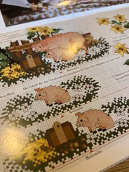 Broderihäfte med lantliga motiv.