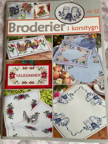 Brodera med färg.Flera böcker