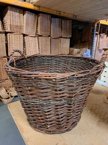 Löv eller vedkorg i flätad pil.