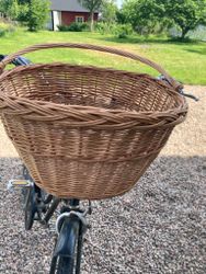 Cykelkorg i pil med handtag.