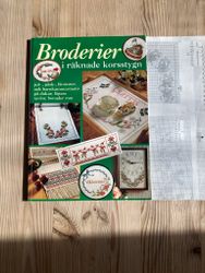 Broderier i räknade korsstygn.