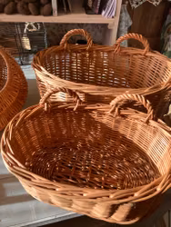 Väggkorg 2 i set, flätad pil.