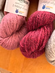Tvåtrådigt ullgarn i vackra färger.