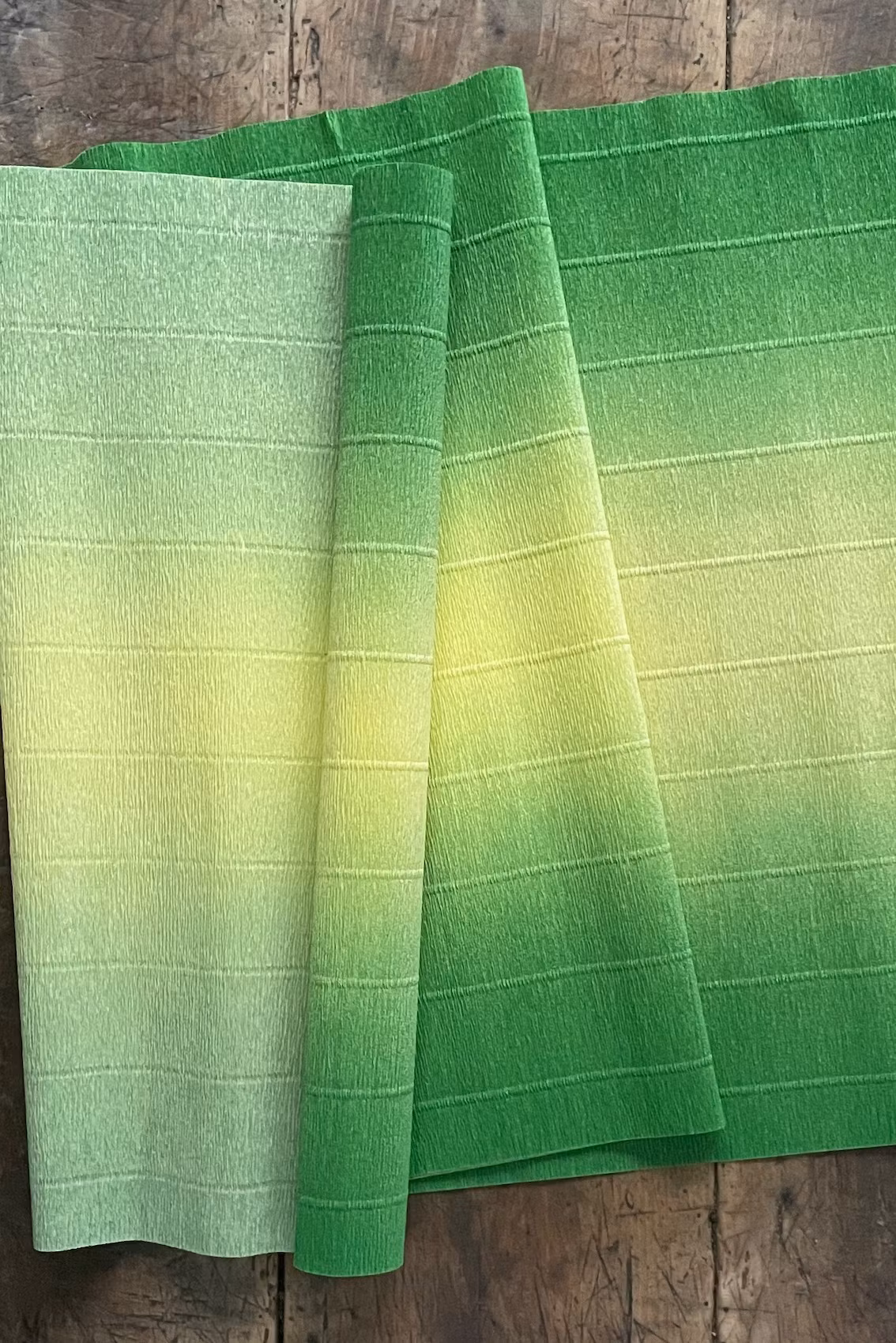 Tvåfärgat kräppapper 180 g i nyansen grön (600/5) från Ljuva Drömmar.