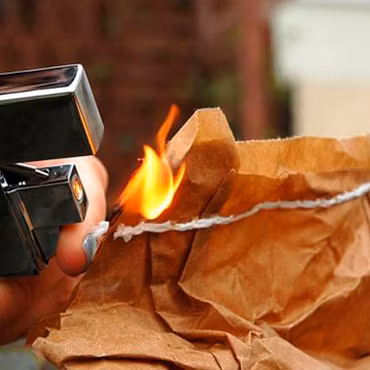 True Utility Lighter – Den ultimata stormsäkra tändaren!